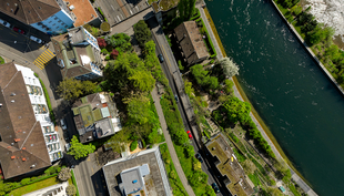 Les espaces bleus-verts, comme la zone bordant la Limmat à proximité du centre-ville de Zurich, rafraîchissent l’environnement et contribuent à atténuer les effets du réchauffement climatique (istock, Michael Derrer Fuchs).