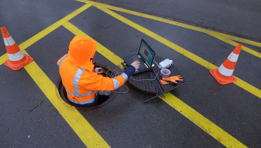 Nel laboratorio da campo di idrologia urbana a Fehraltorf nel Canton Zurigo, numerosi sensori forniscono costantemente dati relativi alle precipitazioni, al deflusso e ai livelli idrici. Su questa base, i ricercatori e le ricercatrici possono modellizzare come evitare il sovraccarico dell’impianto di depurazione in caso di pioggia intensa e come invece trattenere l’acqua per promuovere la biodiversità e abbassare la temperatura nei periodi di forte caldo («città spugna») (Foto: Eawag). Nel laboratorio da campo di idrologia urbana a Fehraltorf nel Canton Zurigo, numerosi sensori forniscono costantemente dati relativi alle precipitazioni, al deflusso e ai livelli idrici. Su questa base, i ricercatori e le ricercatrici possono modellizzare come evitare il sovraccarico dell’impianto di depurazione in caso di pioggia intensa e come invece trattenere l’acqua per promuovere la biodiversità e abbassare la temperatura nei periodi di forte caldo («città spugna») (Foto: Eawag).