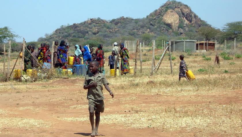 For many people in the Global South, accessing water involves walking long distances and lugging heavy jerry cans – a task that primarily falls to women and girls (Photo: Nadja Contzen, Eawag).