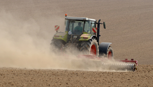 Depuis 2023, les surfaces agricoles peuvent être irriguées avec les eaux usées communales épurées dans plusieurs pays voisins de la Suisse (Photo: Adobe Stock).